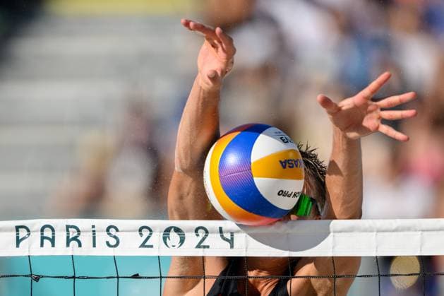 Sport Bilder des Tages 240806 Jonatan Hellvig of Sweden in men s quarterfinal Beach volleyball, Beachvolleyball match between Brazil and Sweden during day 11 of the Paris 2024 Olympic Games, Olympische Spiele, Olympia, OS on August 6, 2024 in Paris. Photo: Johanna Säll BILDBYRAN kod JL JL0425 beachvolleyboll beach volleyball sandvolleyball olympic games olympics os ol olympiska spel olympiske leker paris 2024 paris-os paris-ol 11 bbeng Copyright: JOHANNAxSÄLL BB240806ZD092