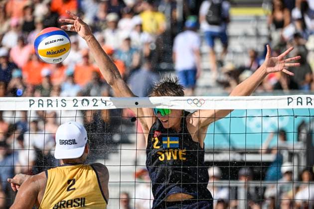 PARIS, FRANKRIKE 20240806 Jonatan Hellvig under tisdagens kvartsfinal i beachvolley, herrar, mellan Evandro Oliveira Arthur Lanci, Brasilien och David Ahman Jonatan Hellvig, Sverige, pa Eiffel Tower Stadium under sommar-OS i Paris 2024.
