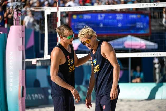 PARIS, FRANKRIKE 20240806 Jonatan Hellvig (tv) och David Ahman under tisdagens kvartsfinal i beachvolley, herrar, mellan Evandro Oliveira Arthur Lanci, Brasilien och David Ahman Jonatan Hellvig, Sverige, pa Eiffel Tower Stadium under sommar-OS i Paris 2024.