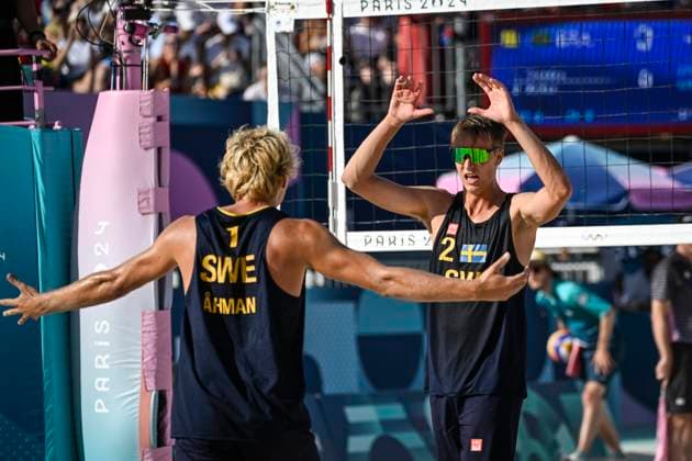 PARIS, FRANKRIKE 20240806 David Ahman (tv) och Jonatan Hellvig under tisdagens kvartsfinal i beachvolley, herrar, mellan Evandro Oliveira Arthur Lanci, Brasilien och David Ahman Jonatan Hellvig, Sverige, pa Eiffel Tower Stadium under sommar-OS i Paris 2024.