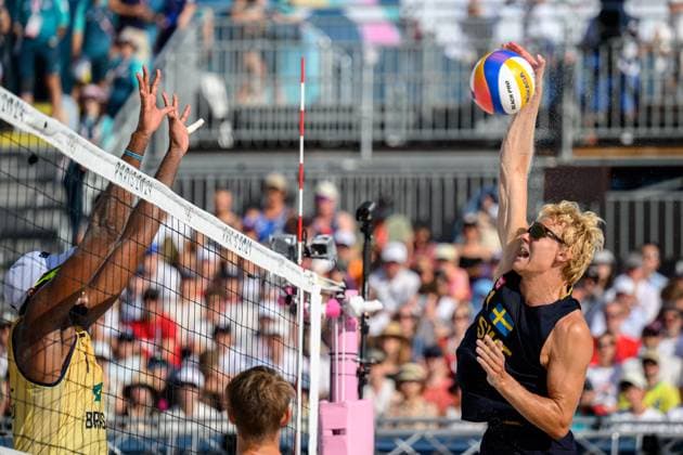 240806 David Ahman of Sweden in men s quarterfinal Beach volleyball, Beachvolleyball match between Brazil and Sweden during day 11 of the Paris 2024 Olympic Games, Olympische Spiele, Olympia, OS on August 6, 2024 in Paris. Photo: Johanna Säll BILDBYRAN kod JL JL0425 beachvolleyboll beach volleyball sandvolleyball olympic games olympics os ol olympiska spel olympiske leker paris 2024 paris-os paris-ol 11 bbeng Copyright: JOHANNAxSÄLL BB240806ZD095