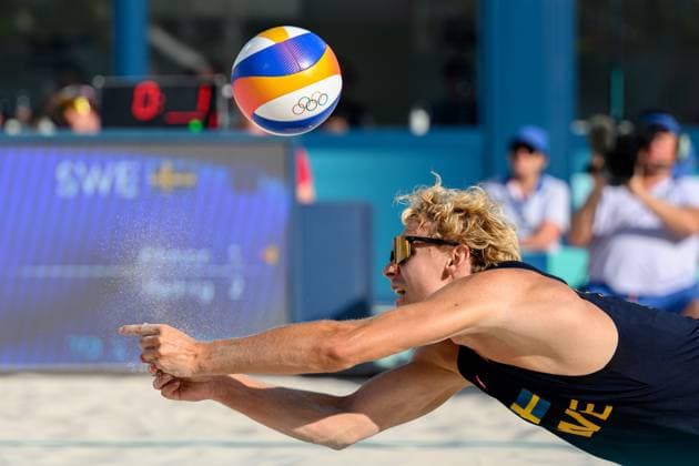 240806 David Ahman of Sweden in men s quarterfinal Beach volleyball, Beachvolleyball match between Brazil and Sweden during day 11 of the Paris 2024 Olympic Games, Olympische Spiele, Olympia, OS on August 6, 2024 in Paris. Photo: Johanna Säll BILDBYRAN kod JL JL0425 beachvolleyboll beach volleyball sandvolleyball olympic games olympics os ol olympiska spel olympiske leker paris 2024 paris-os paris-ol 11 bbeng Copyright: JOHANNAxSÄLL BB240806ZV092
