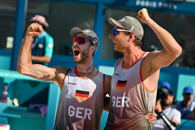Olympische Spiele Beach volleyball, Beachvolleyball ; Paris 06.08.2024 Viertelfinale, Herren, GER_NED, Nils Ehlers (1, GER), Clemens Wickler (2, GER), Copyright: xBEAUTIFULxSPORTS TomxBlochx