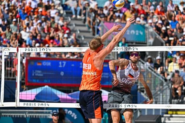 Olympische Spiele Beach volleyball, Beachvolleyball ; Paris 06.08.2024 Viertelfinale, Herren, GER_NED, Clemens Wickler (2, GER), gegen Stefan Boermans links, Copyright: xBEAUTIFULxSPORTS TomxBlochx