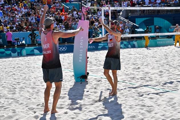 Olympische Spiele Beach volleyball, Beachvolleyball ; Paris 06.08.2024 Viertelfinale, Herren, GER_NED, Nils Ehlers (1, GER), Clemens Wickler (2, GER), tanzen ins Halbfinale mit dem Song Johnny Depp Copyright: xBEAUTIFULxSPORTS TomxBlochx