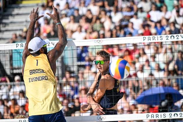 PARIS, FRANKRIKE 20240806 Jonatan Hellvig under tisdagens kvartsfinal i beachvolley, herrar, mellan Evandro Oliveira Arthur Lanci, Brasilien och David Ahman Jonatan Hellvig, Sverige, pa Eiffel Tower Stadium under sommar-OS i Paris 2024.