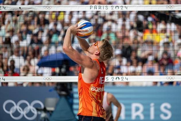 EHLERS Nils, WICKLER Clemens (Deutschland) vs BOERMANS Stefan, de GROOT Yorick (Niederlande), im Bild BOERMANS Stefan (Niederlande) am Ball,FRA, Olympische Spiele Paris 2024, Beachvolleyball, Herren Viertelfinale, 06.08.2024 FRA, Olympische Spiele Paris 2024, Beachvolleyball, Herren Viertelfinale, 06.08.2024 Paris Copyright: xEibner-Pressefoto Memmlerx EP_MMR