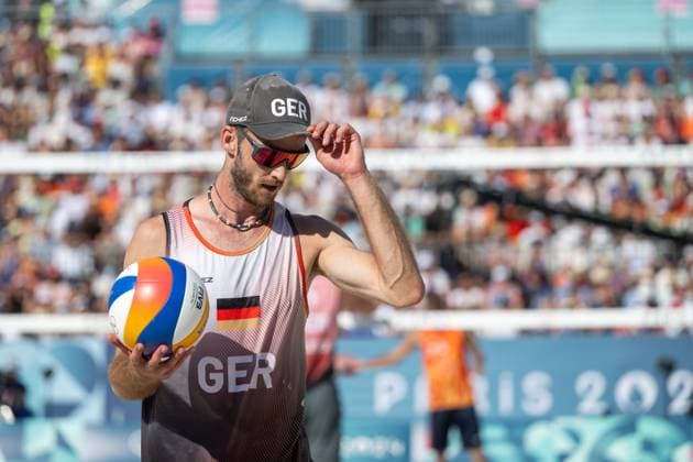 EHLERS Nils, WICKLER Clemens (Deutschland) vs BOERMANS Stefan, de GROOT Yorick (Niederlande), im Bild WICKLER Clemens (Deutschland), FRA, Olympische Spiele Paris 2024, Beachvolleyball, Herren Viertelfinale, 06.08.2024 FRA, Olympische Spiele Paris 2024, Beachvolleyball, Herren Viertelfinale, 06.08.2024 Paris Copyright: xEibner-Pressefoto Memmlerx EP_MMR