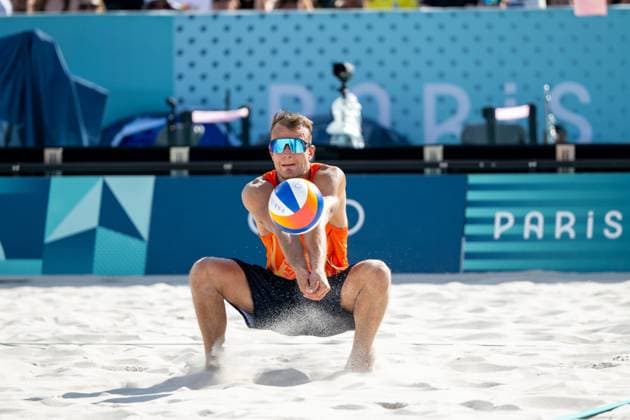 EHLERS Nils, WICKLER Clemens (Deutschland) vs BOERMANS Stefan, de GROOT Yorick (Niederlande), im Bild de GROOT Yorick (Niederlande) am Ball, FRA, Olympische Spiele Paris 2024, Beachvolleyball, Herren Viertelfinale, 06.08.2024 FRA, Olympische Spiele Paris 2024, Beachvolleyball, Herren Viertelfinale, 06.08.2024 Paris Copyright: xEibner-Pressefoto Memmlerx EP_MMR