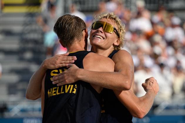 240806 Jonatan Hellvig and David Ahman of Sweden celebrate after men s quarterfinal Beach volleyball, Beachvolleyball match between Brazil and Sweden during day 11 of the Paris 2024 Olympic Games, Olympische Spiele, Olympia, OS on August 6, 2024 in Paris. Photo: Johanna Säll BILDBYRAN kod JL JL0425 beachvolleyboll beach volleyball sandvolleyball olympic games olympics os ol olympiska spel olympiske leker paris 2024 paris-os paris-ol 11 bbeng jubel Copyright: JOHANNAxSÄLL BB240806ZP103