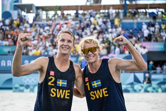 Sport Bilder des Tages PARIS, FRANKRIKE 20240806 Jonatan Hellvig (tv) och David Ahman jublar efter segern i tisdagens kvartsfinal i beachvolley, herrar, mellan Evandro Oliveira Arthur Lanci, Brasilien och David Ahman Jonatan Hellvig, Sverige, pa Eiffel Tower Stadium under sommar-OS i Paris 2024.