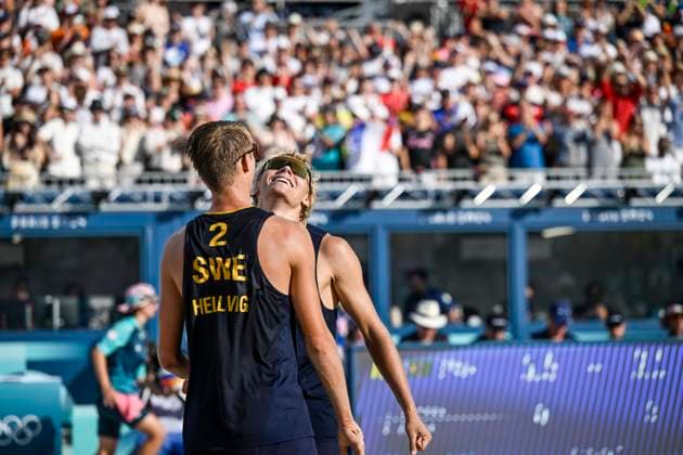 PARIS, FRANKRIKE 20240806 Jonatan Hellvig (tv) och David Ahman jublar efter segern i tisdagens kvartsfinal i beachvolley, herrar, mellan Evandro Oliveira Arthur Lanci, Brasilien och David Ahman Jonatan Hellvig, Sverige, pa Eiffel Tower Stadium under sommar-OS i Paris 2024.