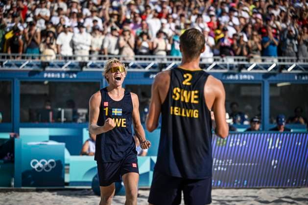 PARIS, FRANKRIKE 20240806 David Ahman (tv) och Jonatan Hellvig jublar efter segern i tisdagens kvartsfinal i beachvolley, herrar, mellan Evandro Oliveira Arthur Lanci, Brasilien och David Ahman Jonatan Hellvig, Sverige, pa Eiffel Tower Stadium under sommar-OS i Paris 2024.