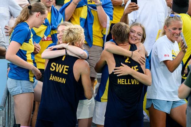 240806 David Ahman and Jonatan Hellvig of Sweden celebrate with their families after men s quarterfinal Beach volleyball, Beachvolleyball match between Brazil and Sweden during day 11 of the Paris 2024 Olympic Games, Olympische Spiele, Olympia, OS on August 6, 2024 in Paris. Photo: Johanna Säll BILDBYRAN kod JL JL0425 beachvolleyboll beach volleyball sandvolleyball olympic games olympics os ol olympiska spel olympiske leker paris 2024 paris-os paris-ol 11 bbeng jubel Copyright: JOHANNAxSÄLL BB240806ZJ119