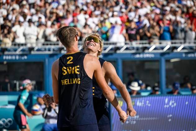 PARIS, FRANKRIKE 20240806 Jonatan Hellvig (tv) och David Ahman jublar efter segern i tisdagens kvartsfinal i beachvolley, herrar, mellan Evandro Oliveira Arthur Lanci, Brasilien och David Ahman Jonatan Hellvig, Sverige, pa Eiffel Tower Stadium under sommar-OS i Paris 2024.