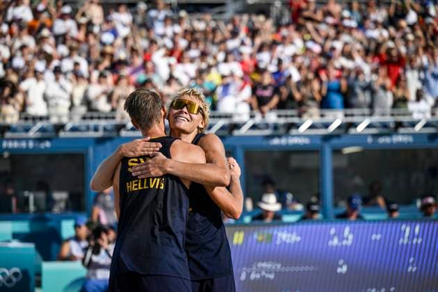 PARIS, FRANKRIKE 20240806 Jonatan Hellvig (tv) och David Ahman jublar efter segern i tisdagens kvartsfinal i beachvolley, herrar, mellan Evandro Oliveira Arthur Lanci, Brasilien och David Ahman Jonatan Hellvig, Sverige, pa Eiffel Tower Stadium under sommar-OS i Paris 2024.