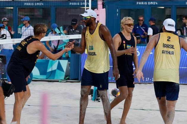 David Åhman and Jonatan Hellvig of Sweden celebrate after winning against Evandro Gonçalves (2L) and Arthur Diego Mariano (R) of Brazil during the men s beach volley quarterfinal match as part of Paris 2024 Olympic Games, Olympische Spiele, Olympia, OS in Paris, France, 06 August 2024. París 2024. Beach Volley !ACHTUNG: NUR REDAKTIONELLE NUTZUNG!  Copyright: xJulioxMunozx EVE1183 20240806-55014357092_1