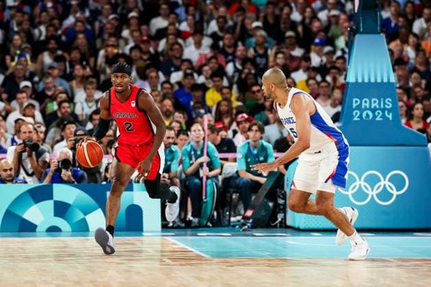 FRA, Paris, Olympischen Spiele Paris 2024, (06.08.2024, Basketball Herren Viertelfinale Frankreich - Kanada, Bercy Arena) Shai Gilgeous-Alexander (Kanada, 2) am Ball, Nicolas Batum (Frankreich, 5) Copyright: HMBxMedia SteffiexWunderl