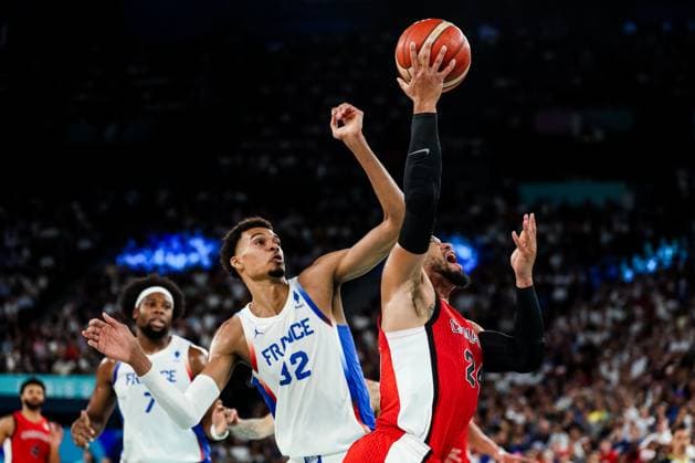 FRA, Paris, Olympischen Spiele Paris 2024, (06.08.2024, Basketball Herren Viertelfinale Frankreich - Kanada, Bercy Arena) Victor Wembanyama (Frankreich, 32), Dillon Brooks (Kanada, 24) im Wurf - Foul Copyright: HMBxMedia SteffiexWunderl