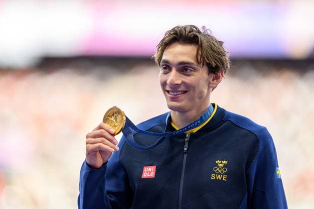 240806 Armand Duplantis of Sweden with his gold medal on the podium after men s athletics pole vault final during day 11 of the Paris 2024 Olympic Games, Olympische Spiele, Olympia, OS on August 6, 2024 in Paris. Photo: Joel Marklund BILDBYRAN kod JM JM0598 bbeng friidrott athletics friidrett olympic games olympics os ol olympiska spel olympiske leker paris 2024 paris-os paris-ol jubel guld guldmedalj sverige stavhopp Copyright: JOELxMARKLUND BB240806JM067