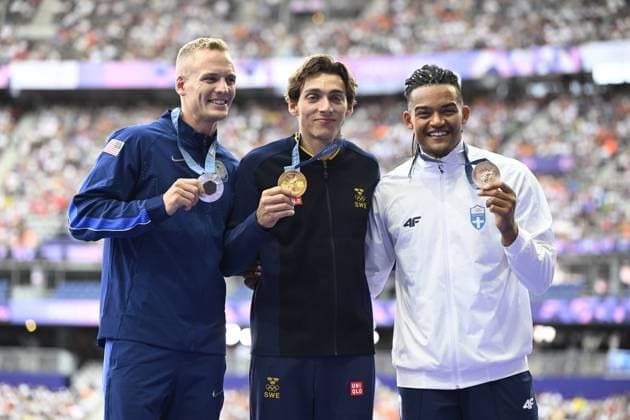 PARIS, FRANKRIKE 20240806 Sveriges stavhoppare Armand Duplantis poserar pa podiet med sin OS-guldmedalj tillsammans med USA:s Sam Kendricks (silver) och Emmanouil Karalis (brons) under medaljceremonin pa Stade de France under sommar-OS i Paris.