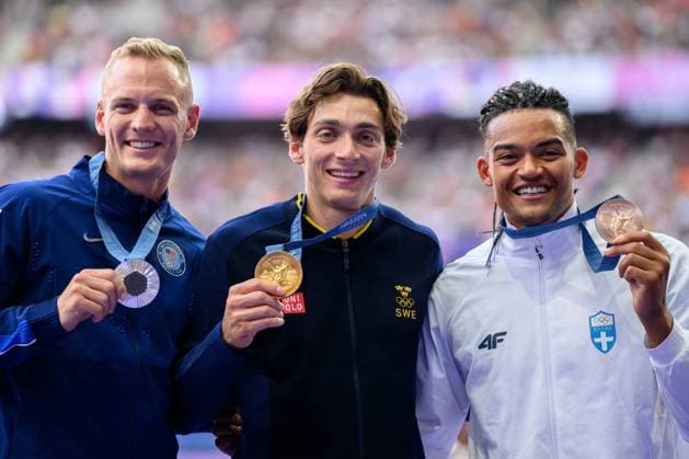 240806 Sam Kendricks of USA, Armand Duplantis of Sweden and Emmanouil Karalis of Greece with their medals on the podium at the medal ceremony for men s athletics pole vault final during day 11 of the Paris 2024 Olympic Games, Olympische Spiele, Olympia, OS on August 6, 2024 in Paris. Photo: Joel Marklund BILDBYRAN kod JM JM0598 bbeng friidrott athletics friidrett olympic games olympics os ol olympiska spel olympiske leker paris 2024 paris-os paris-ol stavhopp medalj medaljceremoni guld silver brons jubel Copyright: JOELxMARKLUND BB240806JM073