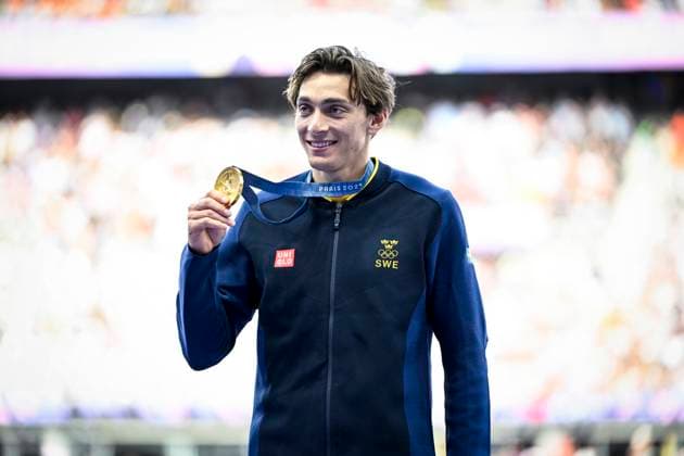 PARIS, FRANKRIKE 20240806 Sveriges stavhoppare Armand Duplantis poserar pa podiet med sin OS-guldmedalj under medaljceremonin pa Stade de France under sommar-OS i Paris.