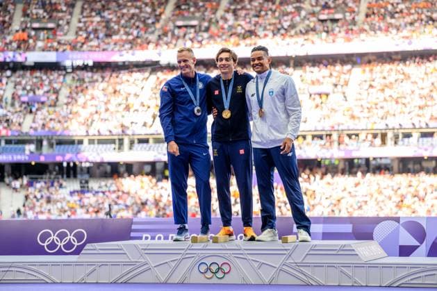 240806 Sam Kendricks of USA, Armand Duplantis of Sweden and Emmanouil Karalis of Greece with their medals on the podium at the medal ceremony for men s athletics pole vault final during day 11 of the Paris 2024 Olympic Games, Olympische Spiele, Olympia, OS on August 6, 2024 in Paris. Photo: Joel Marklund BILDBYRAN kod JM JM0598 bbeng friidrott athletics friidrett olympic games olympics os ol olympiska spel olympiske leker paris 2024 paris-os paris-ol stavhopp medalj medaljceremoni guld silver brons jubel Copyright: JOELxMARKLUND BB240806JM069