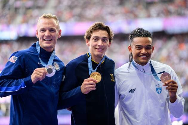 240806 Sam Kendricks of USA, Armand Duplantis of Sweden and Emmanouil Karalis of Greece with their medals on the podium at the medal ceremony for men s athletics pole vault final during day 11 of the Paris 2024 Olympic Games, Olympische Spiele, Olympia, OS on August 6, 2024 in Paris. Photo: Joel Marklund BILDBYRAN kod JM JM0598 bbeng friidrott athletics friidrett olympic games olympics os ol olympiska spel olympiske leker paris 2024 paris-os paris-ol stavhopp medalj medaljceremoni guld silver brons jubel Copyright: JOELxMARKLUND BB240806JM071