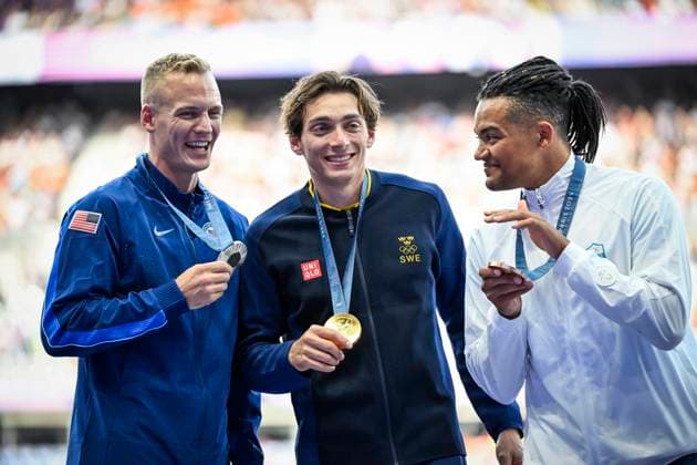 PARIS, FRANKRIKE 20240806 Sveriges stavhoppare Armand Duplantis poserar pa podiet med sin OS-guldmedalj tillsammans med USA:s Sam Kendricks (silver) och Emmanouil Karalis (brons) under medaljceremonin pa Stade de France under sommar-OS i Paris.