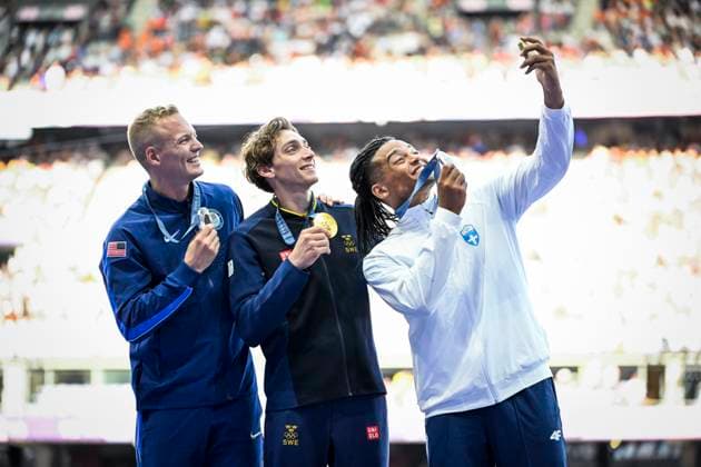 PARIS, FRANKRIKE 20240806 Sveriges stavhoppare Armand Duplantis poserar pa podiet med sin OS-guldmedalj tillsammans med USA:s Sam Kendricks (silver) och Emmanouil Karalis (brons) under medaljceremonin pa Stade de France under sommar-OS i Paris.