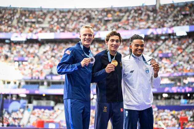 PARIS, FRANKRIKE 20240806 Sveriges stavhoppare Armand Duplantis poserar pa podiet med sin OS-guldmedalj tillsammans med USA:s Sam Kendricks (silver) och Emmanouil Karalis (brons) under medaljceremonin pa Stade de France under sommar-OS i Paris.