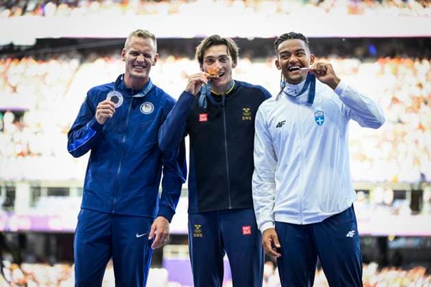 PARIS, FRANKRIKE 20240806 Sveriges stavhoppare Armand Duplantis poserar pa podiet med sin OS-guldmedalj tillsammans med USA:s Sam Kendricks (silver) och Emmanouil Karalis (brons) under medaljceremonin pa Stade de France under sommar-OS i Paris.