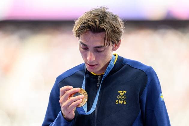 240806 Armand Duplantis of Sweden with his gold medal on the podium after men s athletics pole vault final during day 11 of the Paris 2024 Olympic Games, Olympische Spiele, Olympia, OS on August 6, 2024 in Paris. Photo: Joel Marklund BILDBYRAN kod JM JM0598 bbeng friidrott athletics friidrett olympic games olympics os ol olympiska spel olympiske leker paris 2024 paris-os paris-ol jubel guld guldmedalj sverige stavhopp Copyright: JOELxMARKLUND BB240806JM076