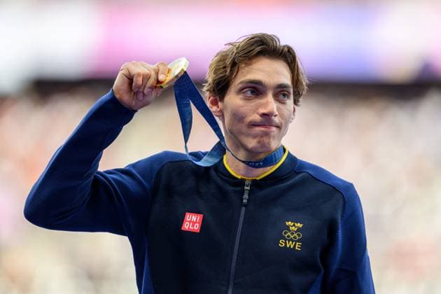 240806 Armand Duplantis of Sweden with his gold medal on the podium after men s athletics pole vault final during day 11 of the Paris 2024 Olympic Games, Olympische Spiele, Olympia, OS on August 6, 2024 in Paris. Photo: Joel Marklund BILDBYRAN kod JM JM0598 bbeng friidrott athletics friidrett olympic games olympics os ol olympiska spel olympiske leker paris 2024 paris-os paris-ol jubel guld guldmedalj sverige stavhopp Copyright: JOELxMARKLUND BB240806JM077