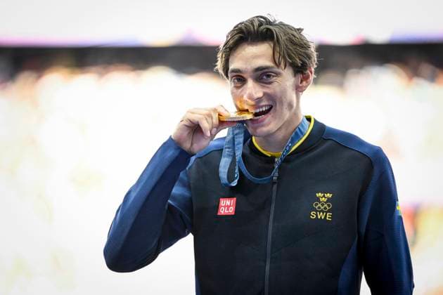 PARIS, FRANKRIKE 20240806 Sveriges stavhoppare Armand Duplantis poserar pa podiet med sin OS-guldmedalj under medaljceremonin pa Stade de France under sommar-OS i Paris.