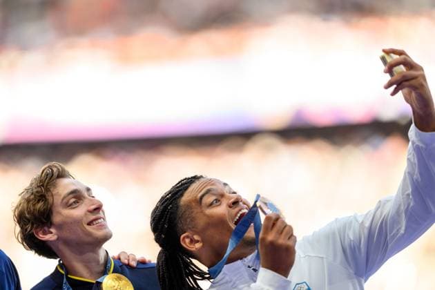 240806 Armand Duplantis of Sweden and Emmanouil Karalis of Greece with their medals on the podium at the medal ceremony for men s athletics pole vault final during day 11 of the Paris 2024 Olympic Games, Olympische Spiele, Olympia, OS on August 6, 2024 in Paris. Photo: Joel Marklund BILDBYRAN kod JM JM0598 bbeng friidrott athletics friidrett olympic games olympics os ol olympiska spel olympiske leker paris 2024 paris-os paris-ol stavhopp medalj medaljceremoni guld silver brons jubel Copyright: JOELxMARKLUND BB240806JM081