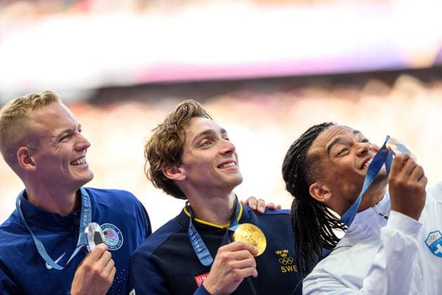 240806 Sam Kendricks of USA, Armand Duplantis of Sweden and Emmanouil Karalis of Greece with their medals on the podium at the medal ceremony for men s athletics pole vault final during day 11 of the Paris 2024 Olympic Games, Olympische Spiele, Olympia, OS on August 6, 2024 in Paris. Photo: Joel Marklund BILDBYRAN kod JM JM0598 bbeng friidrott athletics friidrett olympic games olympics os ol olympiska spel olympiske leker paris 2024 paris-os paris-ol stavhopp medalj medaljceremoni guld silver brons jubel Copyright: JOELxMARKLUND BB240806JM082