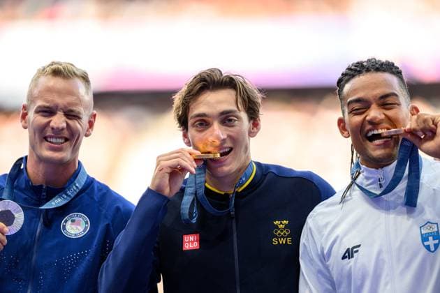 240806 Sam Kendricks of USA, Armand Duplantis of Sweden and Emmanouil Karalis of Greece with their medals on the podium at the medal ceremony for men s athletics pole vault final during day 11 of the Paris 2024 Olympic Games, Olympische Spiele, Olympia, OS on August 6, 2024 in Paris. Photo: Joel Marklund BILDBYRAN kod JM JM0598 bbeng friidrott athletics friidrett olympic games olympics os ol olympiska spel olympiske leker paris 2024 paris-os paris-ol stavhopp medalj medaljceremoni guld silver brons jubel Copyright: JOELxMARKLUND BB240806JM083