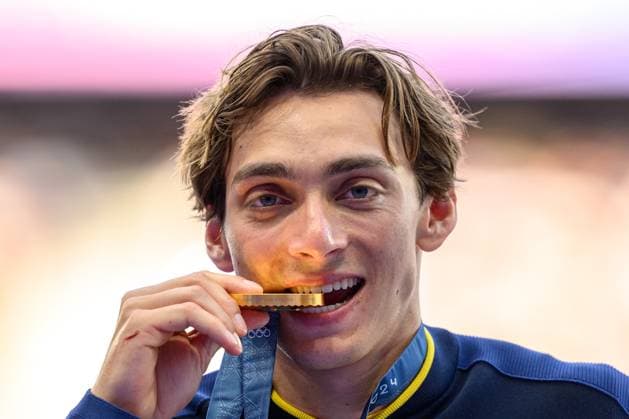240806 Armand Duplantis of Sweden with his gold medal at the medal ceremony for men s athletics pole vault final during day 11 of the Paris 2024 Olympic Games, Olympische Spiele, Olympia, OS on August 6, 2024 in Paris. Photo: Joel Marklund BILDBYRAN kod JM JM0598 bbeng friidrott athletics friidrett olympic games olympics os ol olympiska spel olympiske leker paris 2024 paris-os paris-ol stavhopp medalj medaljceremoni guld silver brons jubel Copyright: JOELxMARKLUND BB240806JM084