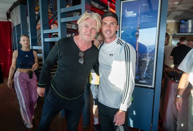 Sport Themen der Woche KW32 Sport Bilder des Tages Fussball, Herren, Saison 2024 2025, 1. Bundesliga, 1. FC Union Berlin, Präsentation des Heim- und Auswärtstrikots auf dem Berliner Fernsehturm, im Bild: v. l. Regisseur und Schauspieler Detlev Buck gemeinsam mit Robin Gosens (1. FC Union Berlin), 06.08. 2024, *** Football, Men, Season 2024 2025, 1 Bundesliga, 1 FC Union Berlin, Presentation of the home and away jerseys on the Berlin TV tower, in the picture from left director and actor Detlev Buck together with Robin Gosens 1 FC Union Berlin , 06 08 2024, Copyright: xMatthiasxKochx