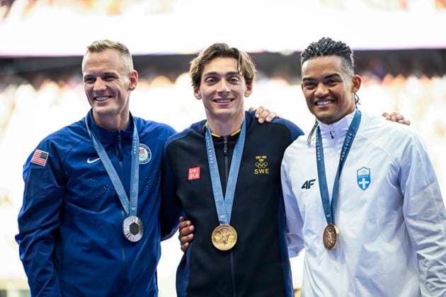 PARIS, FRANKRIKE 20240806 Sveriges stavhoppare Armand Duplantis poserar pa podiet med sin OS-guldmedalj tillsammans med USA:s Sam Kendricks (silver) och Emmanouil Karalis (brons) under medaljceremonin pa Stade de France under sommar-OS i Paris.