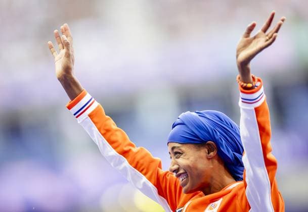 PARIS - Dutch athlete Sifan Hassan during the ceremony of her bronze medal in the 5000 meters during the Olympic Games, Olympische Spiele, Olympia, OS ANP ROBIN VAN LONKHUIJSEN xVIxANPxSportx xxANPxIVx 505319914 originalFilename: 505319914.jpg