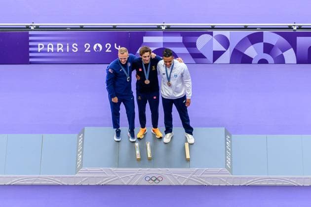 240806 Sam Kendricks of USA, Armand Duplantis of Sweden and Emmanouil Karalis of Greece with their medals on the podium at the medal ceremony for men s athletics pole vault final during day 11 of the Paris 2024 Olympic Games, Olympische Spiele, Olympia, OS on August 6, 2024 in Paris. Photo: Vegard Grott BILDBYRAN kod VG JM0598 bbeng friidrott athletics friidrett olympic games olympics os ol olympiska spel olympiske leker paris 2024 paris-os paris-ol jubel guld guldmedalj sverige stavhopp usa grekland silver brons Copyright: VEGARDxGRoTT BB240806VG002