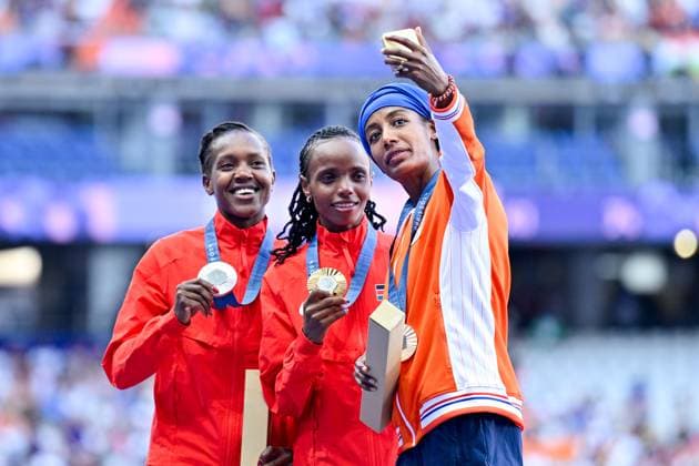 Sport Bilder des Tages 2024-08-06 Athletics - Olympic Games, Olympische Spiele, Olympia, OS Paris 2024 - Day 11 PARIS, FRANCE - AUGUST 6: Beatrice Chebet of Kenya winner of the silver medal, Faith Kipyegon of Kenya winner of the gold medal, Sifan Hassan of the Netherlands celebrating brons medal during the medal ceremony after competing in the Women s 5000m Final - Medal Ceremony during Day 11 of Athletics - Olympic Games Paris 2024 at Stade de France on August 6, 2024 in Paris, France. (Photo by Andy Astfalck BSR Agency) Paris France Content not available for redistribution in The Netherlands directly or indirectly through any third parties. Copyright: xBSRxAgencyx