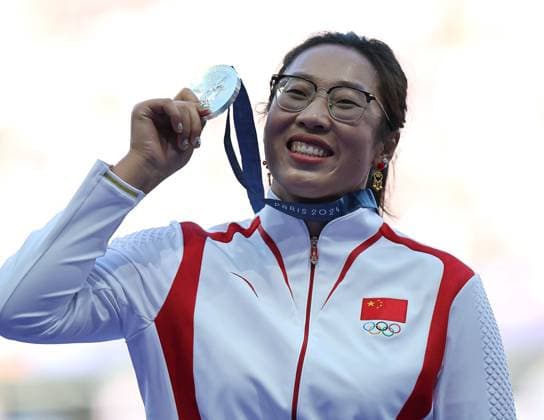 (240806) -- PARIS, Aug. 6, 2024 -- Silver medalist Feng Bin of China shows her medal during the victory ceremony of the women s discus throw at the Paris 2024 Olympic Games, Olympische Spiele, Olympia, OS in Paris, France, Aug. 6, 2024. ) (PARIS2024) FRANCE-PARIS-OLY-ATHLETICS-DISCUS THROW-WOMEN LixGang 