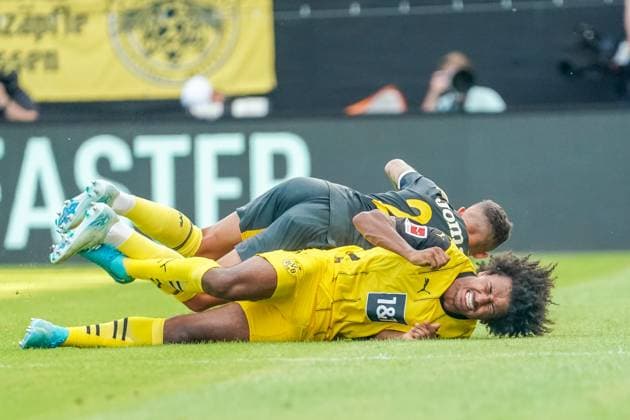 Sport Themen der Woche KW32 Sport Bilder des Tages Fussball Freundschaftsspiel Saison 2024 2025, Borussia Dortmund vs. FC Villarreal - Cashpoint-Arena (Altach): Zweikampf zwischen Dortmunds Karim Adeyemi und Villarreals YÃ remy (Yeremy) endet auf dem Boden *** Football friendly match season 2024 2025, Borussia Dortmund vs FC Villarreal Cashpoint Arena Altach A duel between Dortmunds Karim Adeyemi and Villarreals YÃ remy Yeremy ends on the floor Copyright: xJoeranxSteinsiekx
