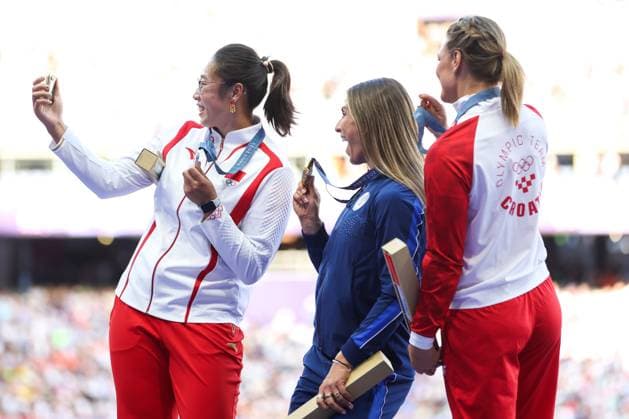 Athletics - Olympic Games, Olympische Spiele, Olympia, OS Paris 2024: Day 11 PARIS, FRANCE - AUGUST 6: Silver Feng Bin of China, golden Valarie Allman of USA and bronze Sandra Perkovic of Croatia during Women s Discus Throw medal ceremony on day eleven of the Olympic Games Paris 2024 at Stade de France on August 6, 2024 in Paris, France.  IgorxKralj PIXSELL