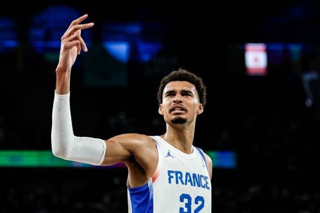FRA, Paris, Olympischen Spiele Paris 2024, (06.08.2024, Basketball Herren Viertelfinale Frankreich - Kanada, Bercy Arena) Victor Wembanyama (Frankreich, 32) stachelt das Publikum an Copyright: HMBxMedia SteffiexWunderl