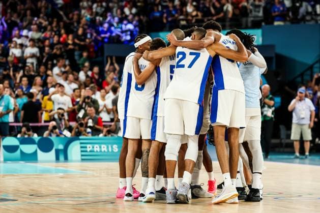 FRA, Paris, Olympischen Spiele Paris 2024, (06.08.2024, Basketball Herren Viertelfinale Frankreich - Kanada, Bercy Arena) Teamkreis der französischen Mannschaft nach dem Sieg und Einzug ins Halbfinale Copyright: HMBxMedia SteffiexWunderl